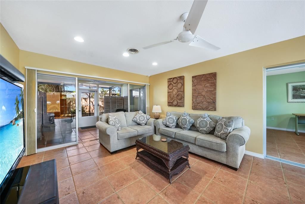 合同活跃: $687,700 (2 贝兹, 2 浴室, 1568 平方英尺)