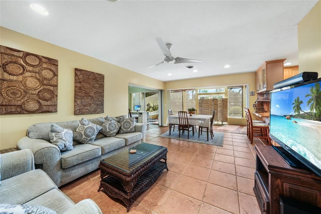 合同活跃: $687,700 (2 贝兹, 2 浴室, 1568 平方英尺)