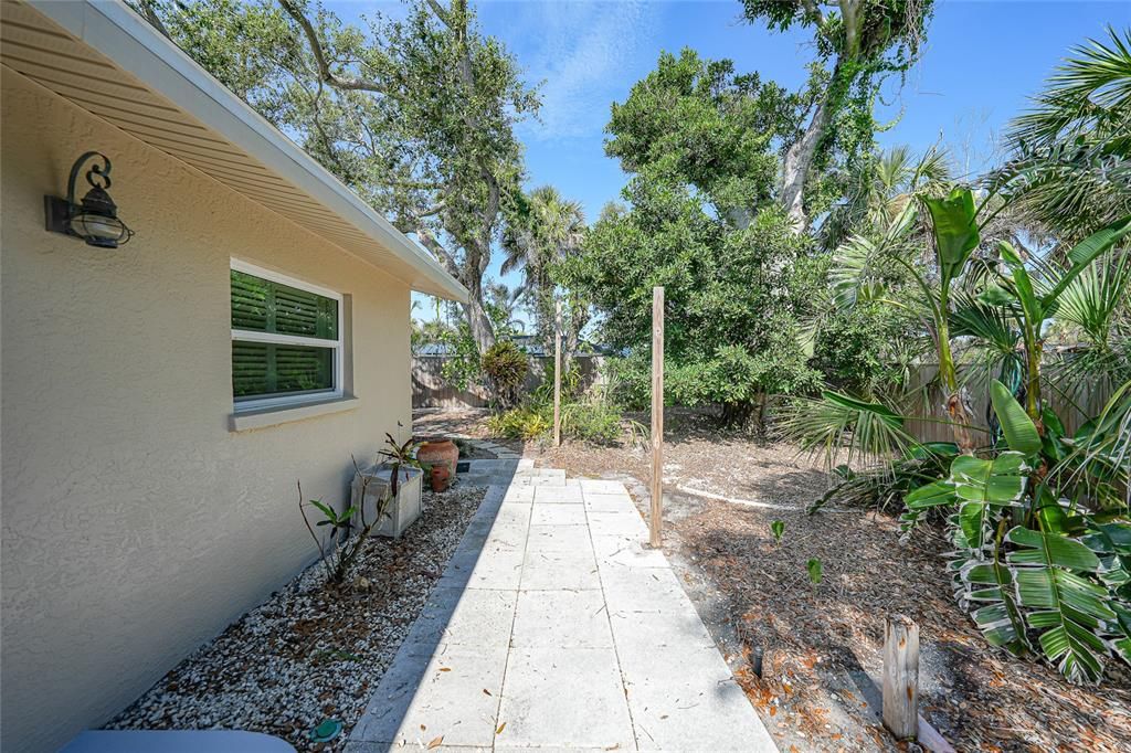 合同活跃: $687,700 (2 贝兹, 2 浴室, 1568 平方英尺)