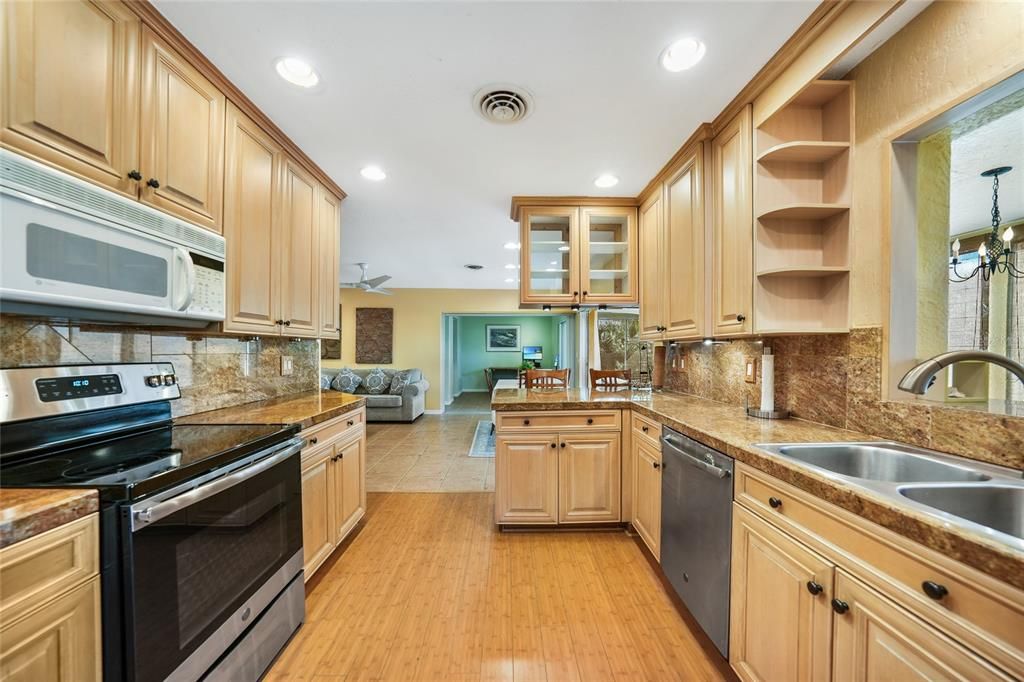 合同活跃: $687,700 (2 贝兹, 2 浴室, 1568 平方英尺)