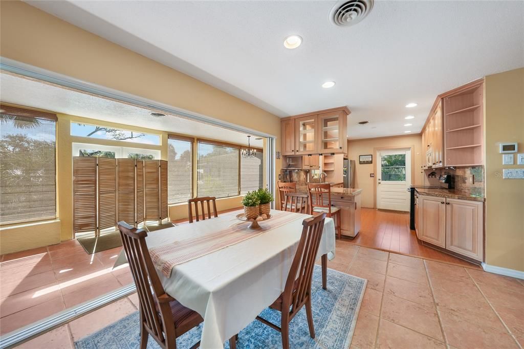 合同活跃: $687,700 (2 贝兹, 2 浴室, 1568 平方英尺)