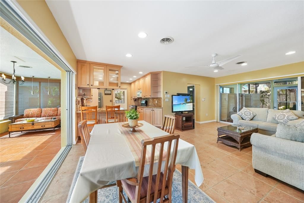 合同活跃: $687,700 (2 贝兹, 2 浴室, 1568 平方英尺)