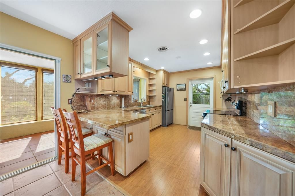 合同活跃: $687,700 (2 贝兹, 2 浴室, 1568 平方英尺)