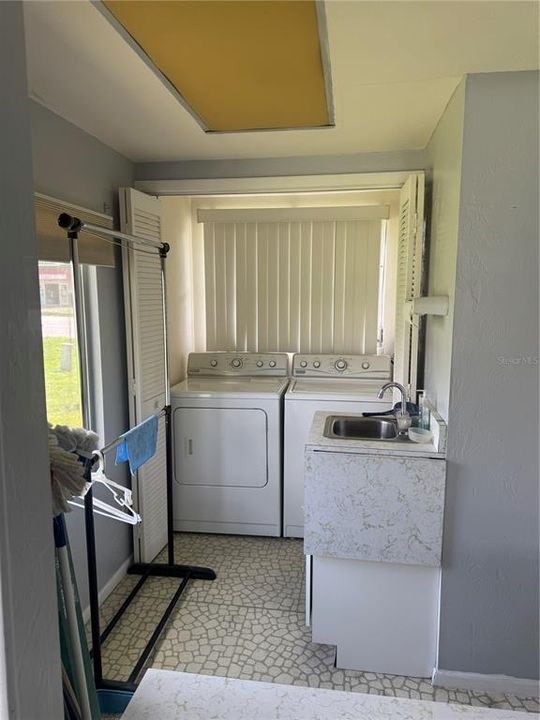 待售: $170,000 (2 贝兹, 2 浴室, 1054 平方英尺)