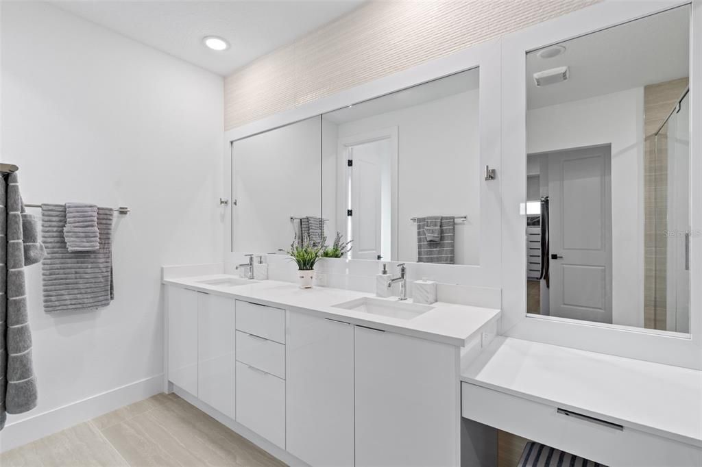 Под контрактом: $1,650,000 (4 спален, 4 ванн, 3208 Квадратных фут)