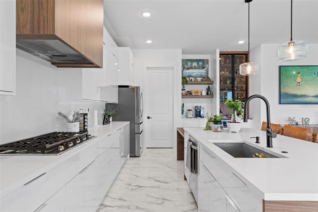 Под контрактом: $1,650,000 (4 спален, 4 ванн, 3208 Квадратных фут)