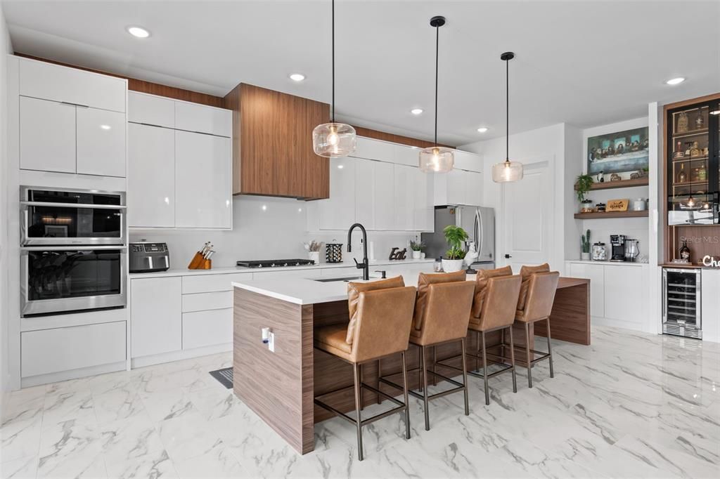 Под контрактом: $1,650,000 (4 спален, 4 ванн, 3208 Квадратных фут)