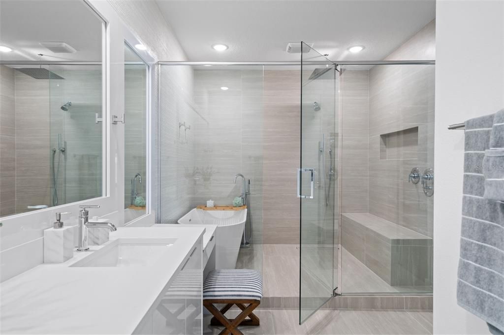 Под контрактом: $1,650,000 (4 спален, 4 ванн, 3208 Квадратных фут)