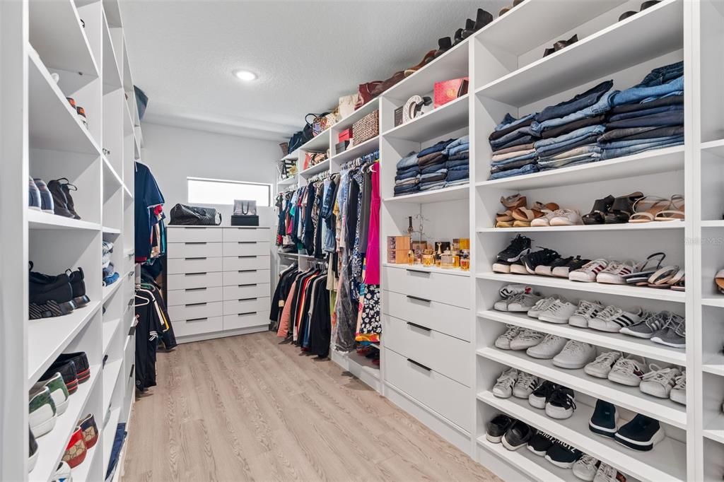 Под контрактом: $1,650,000 (4 спален, 4 ванн, 3208 Квадратных фут)