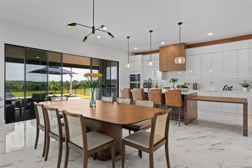 Под контрактом: $1,650,000 (4 спален, 4 ванн, 3208 Квадратных фут)