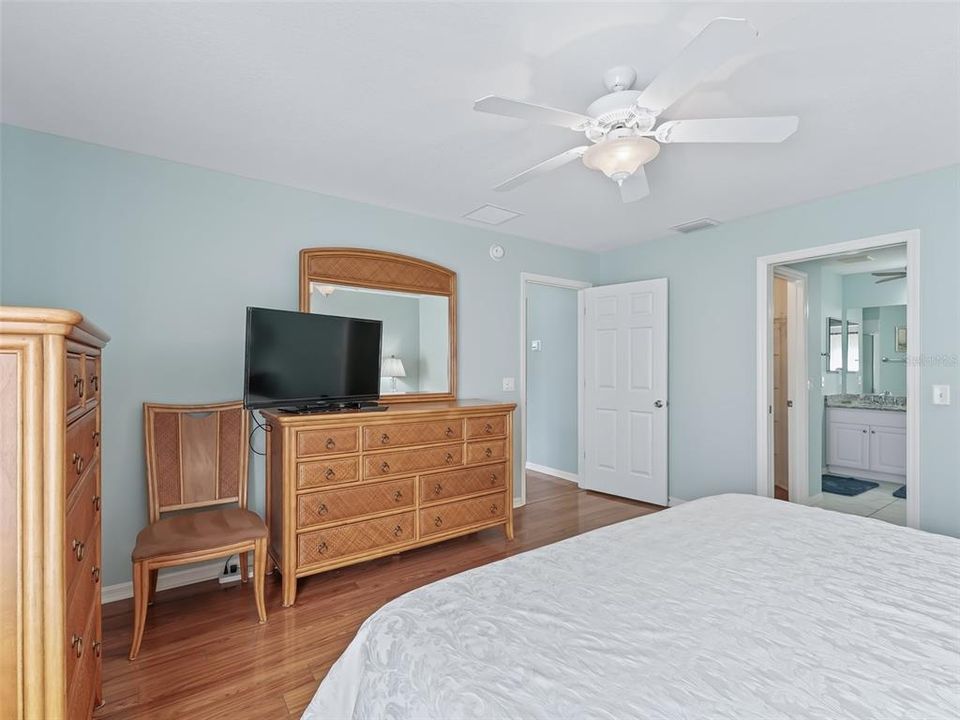 For Rent: $2,400 (3 beds, 2 baths, 1392 Square Feet)