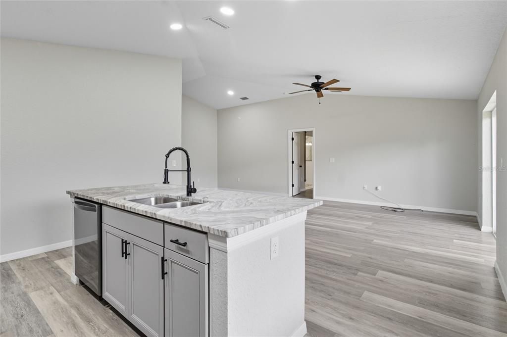 En Venta: $272,000 (3 camas, 2 baños, 1501 Pies cuadrados)