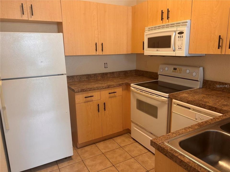 For Rent: $1,150 (2 beds, 2 baths, 812 Square Feet)