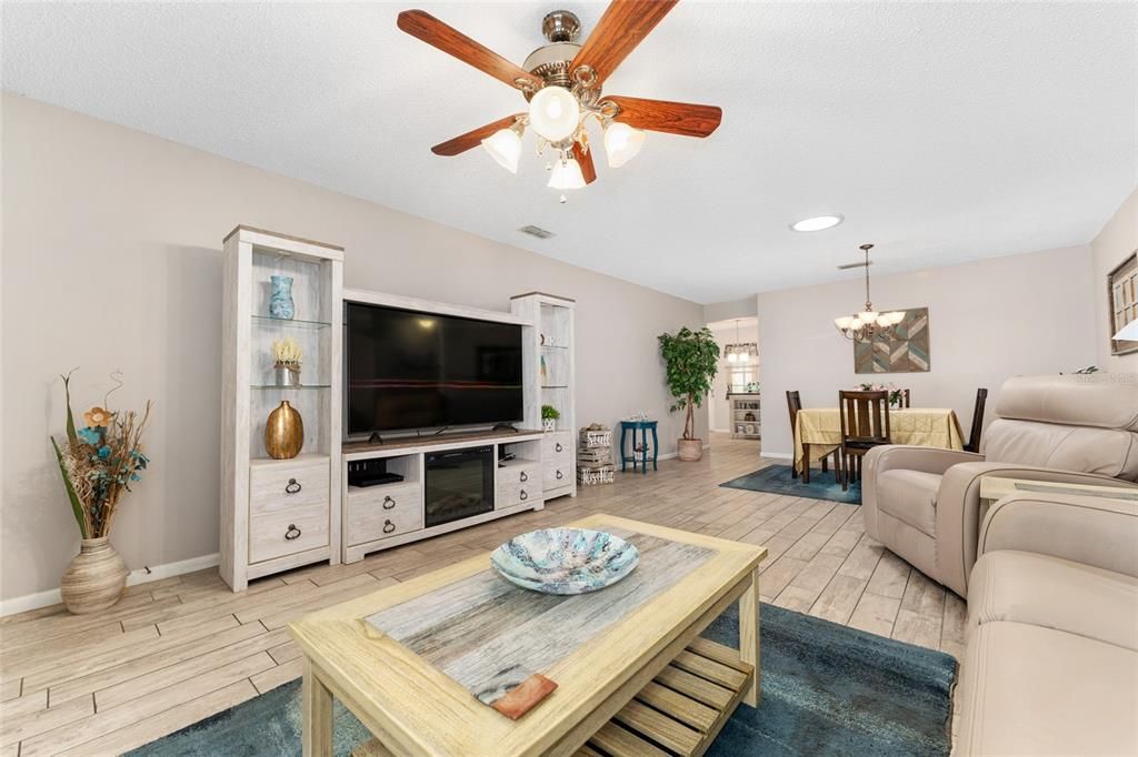 Active With Contract: $149,000 (2 beds, 2 baths, 1204 Square Feet)