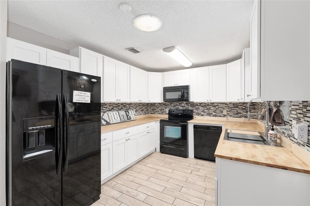 Active With Contract: $149,000 (2 beds, 2 baths, 1204 Square Feet)