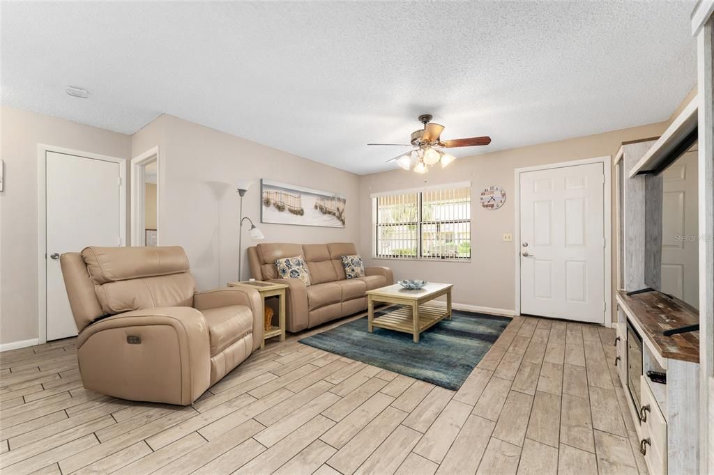 Active With Contract: $149,000 (2 beds, 2 baths, 1204 Square Feet)