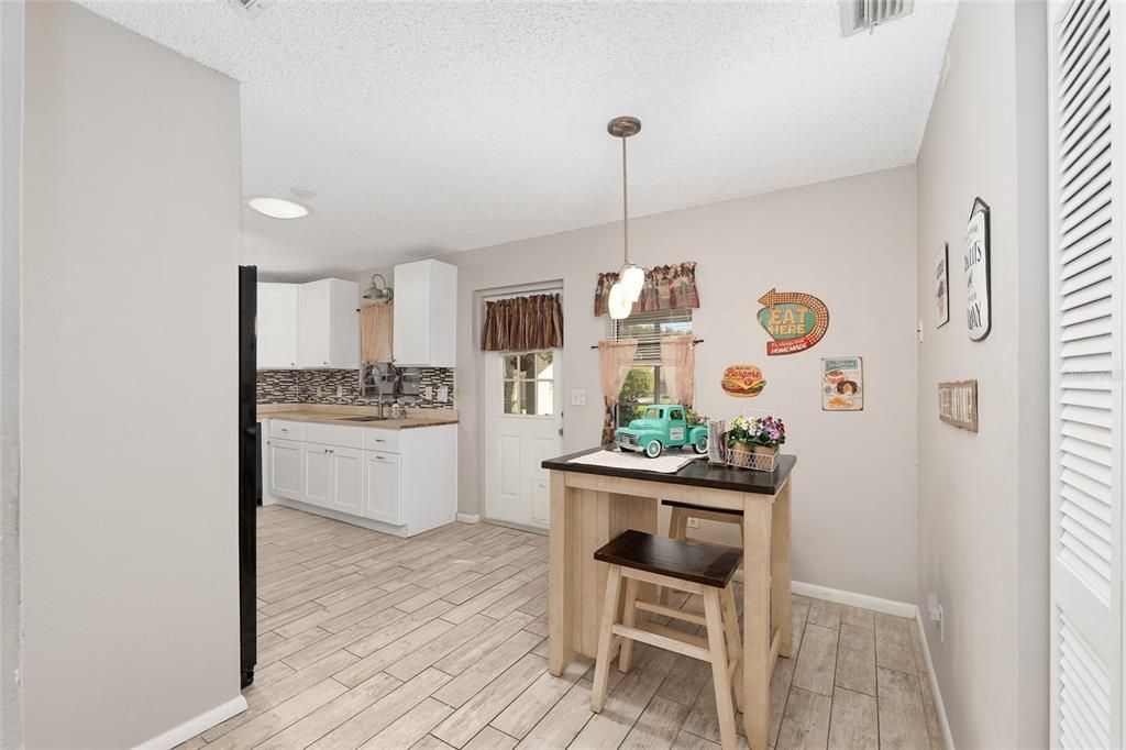 Active With Contract: $149,000 (2 beds, 2 baths, 1204 Square Feet)