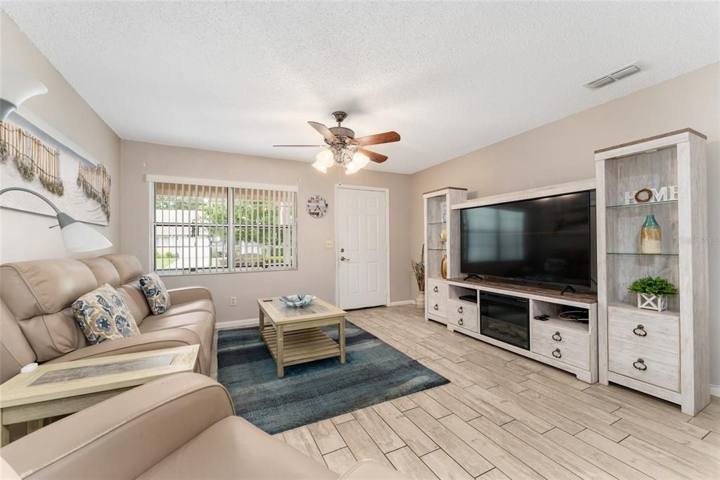 Active With Contract: $149,000 (2 beds, 2 baths, 1204 Square Feet)