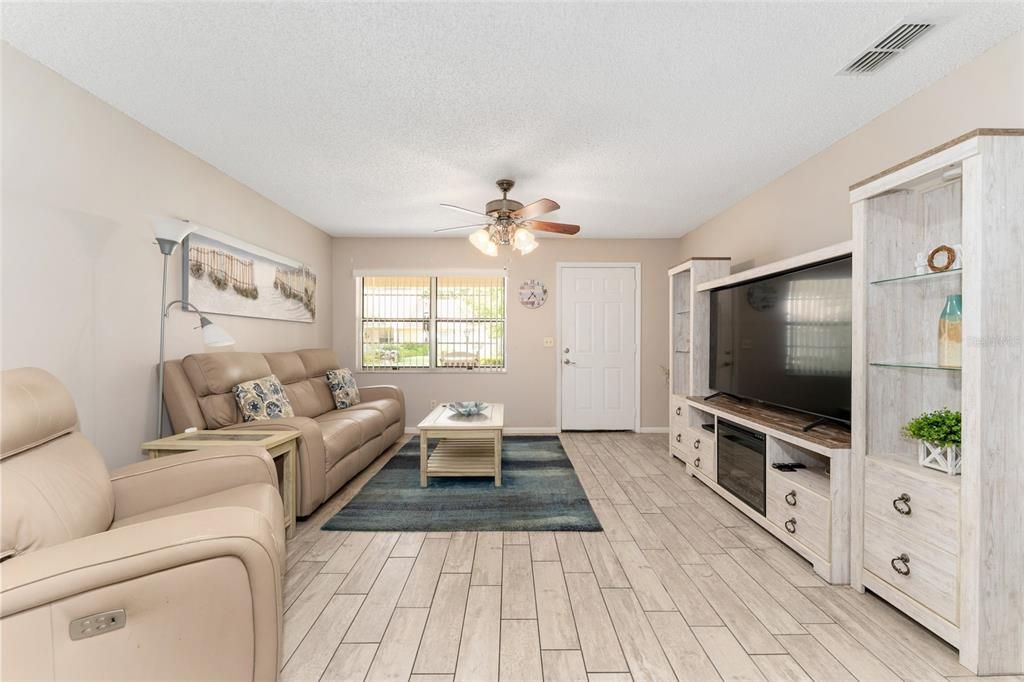 Active With Contract: $149,000 (2 beds, 2 baths, 1204 Square Feet)