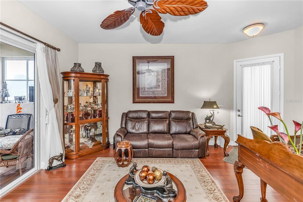 На продажу: $364,900 (2 спален, 2 ванн, 1720 Квадратных фут)