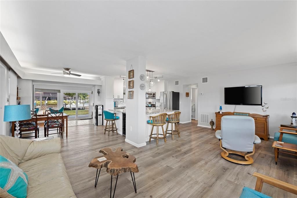 For Sale: $500,000 (2 beds, 2 baths, 1058 Square Feet)