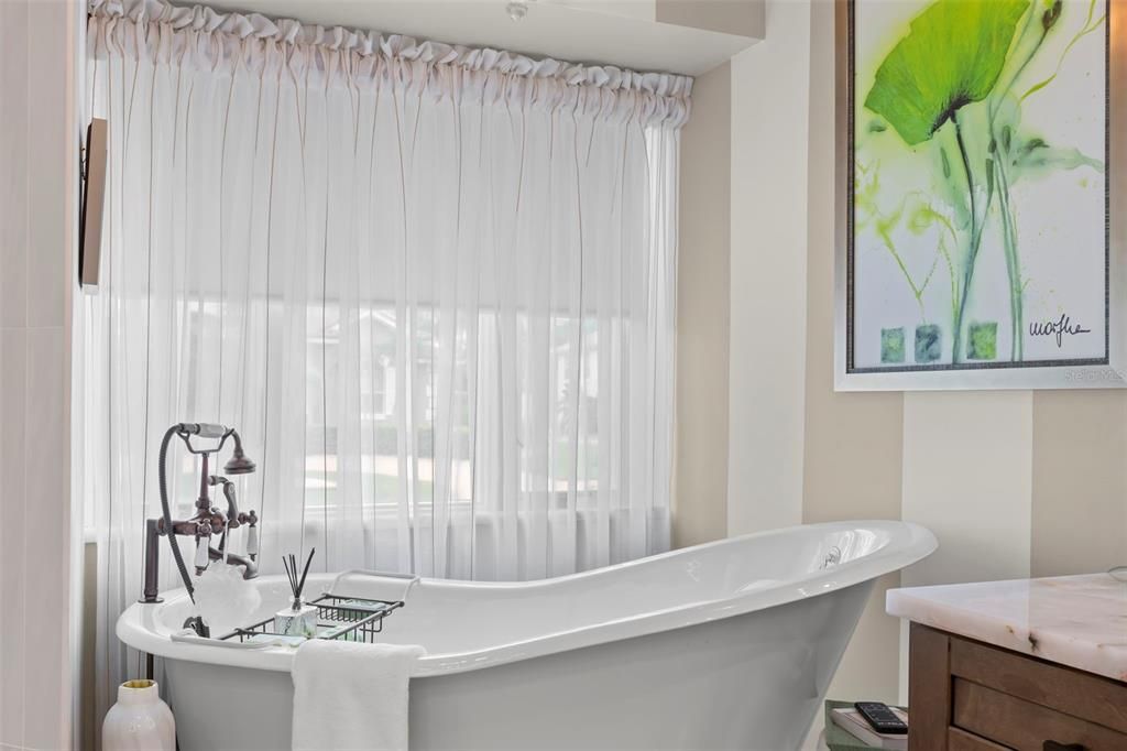 For Sale: $2,149,000 (3 beds, 2 baths, 2663 Square Feet)