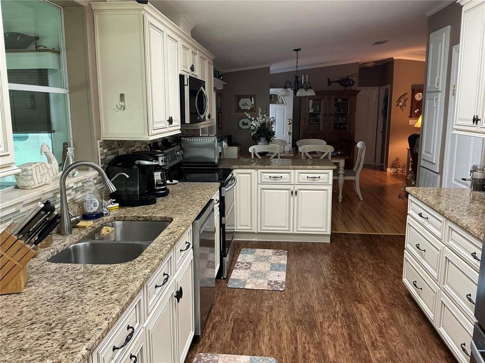 For Sale: $359,500 (3 beds, 2 baths, 1485 Square Feet)