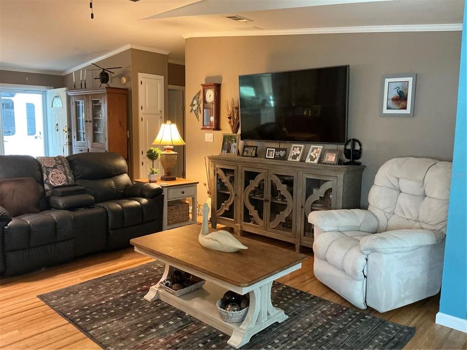 For Sale: $359,500 (3 beds, 2 baths, 1485 Square Feet)