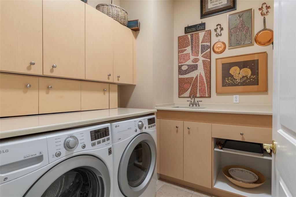 Activo con contrato: $859,000 (4 camas, 4 baños, 3030 Pies cuadrados)