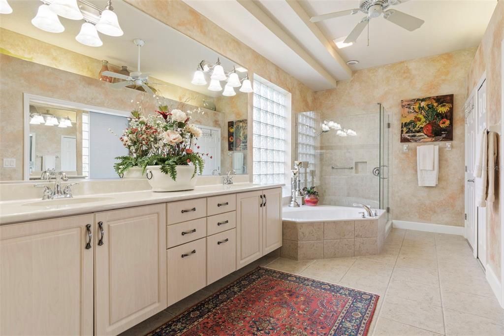 Activo con contrato: $859,000 (4 camas, 4 baños, 3030 Pies cuadrados)