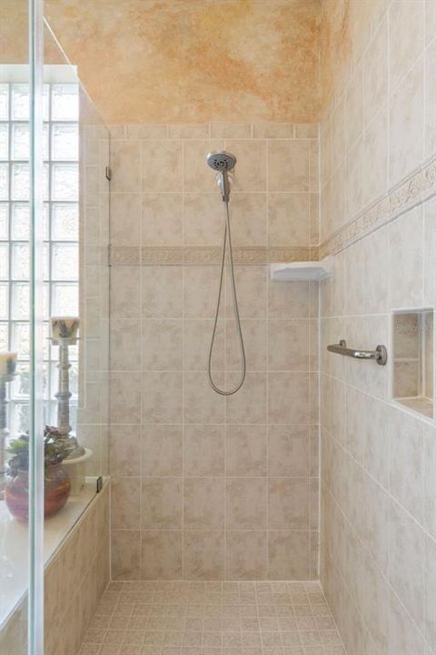 Activo con contrato: $859,000 (4 camas, 4 baños, 3030 Pies cuadrados)