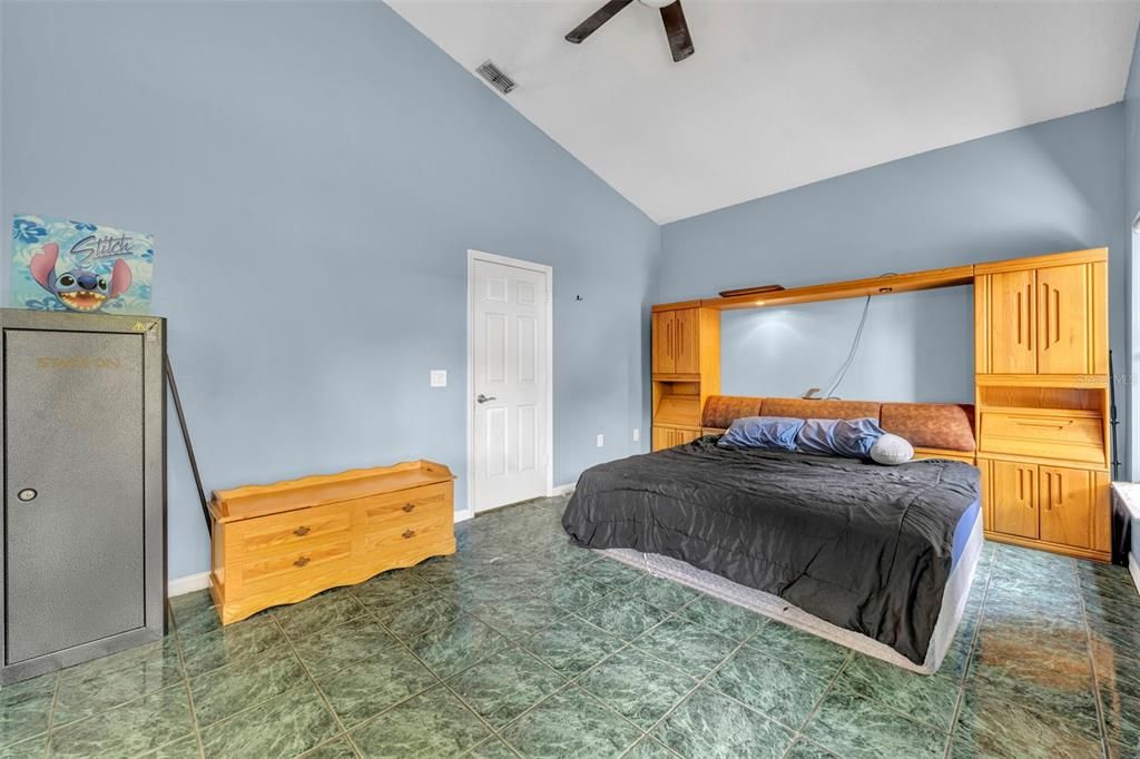 For Sale: $365,000 (5 beds, 2 baths, 2009 Square Feet)