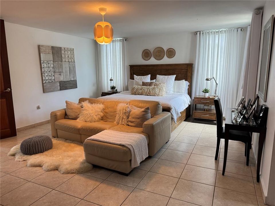 For Sale: $1,050,000 (5 beds, 3 baths, 3500 Square Feet)