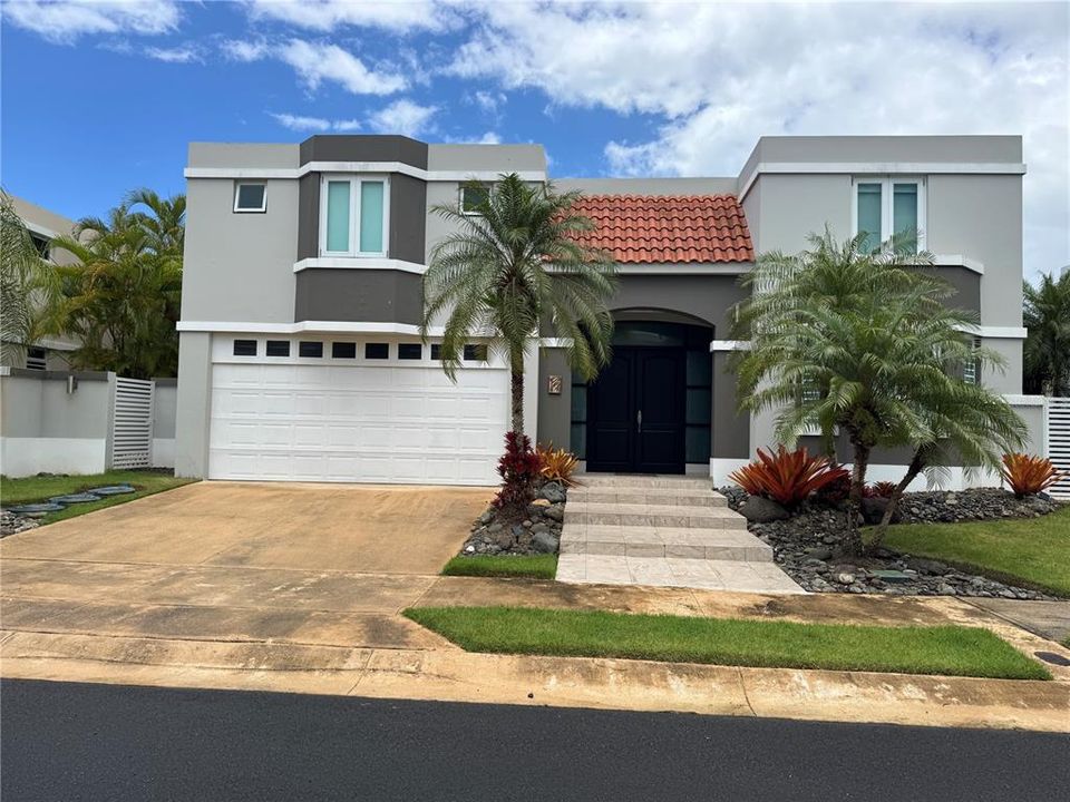 For Sale: $1,050,000 (5 beds, 3 baths, 3500 Square Feet)