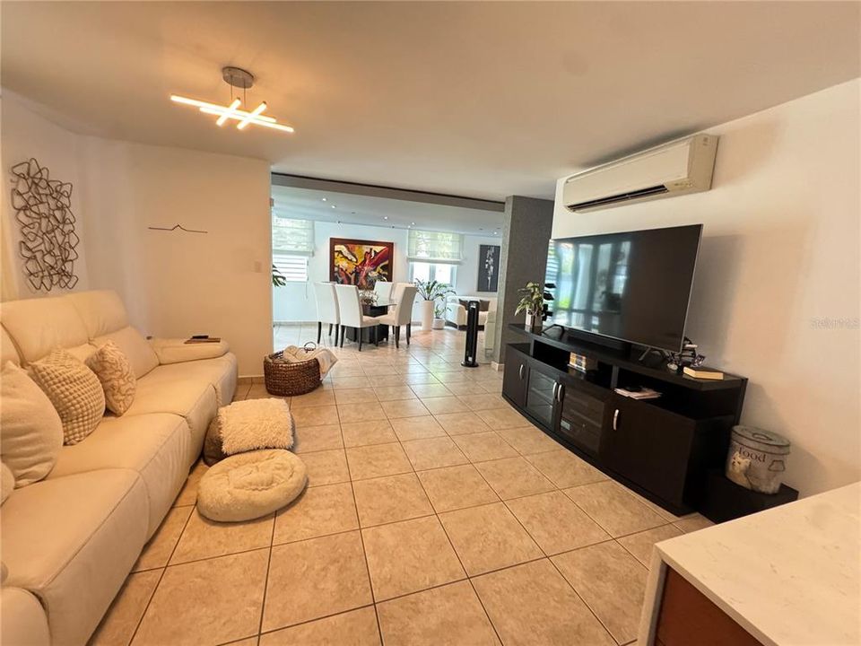 For Sale: $1,050,000 (5 beds, 3 baths, 3500 Square Feet)