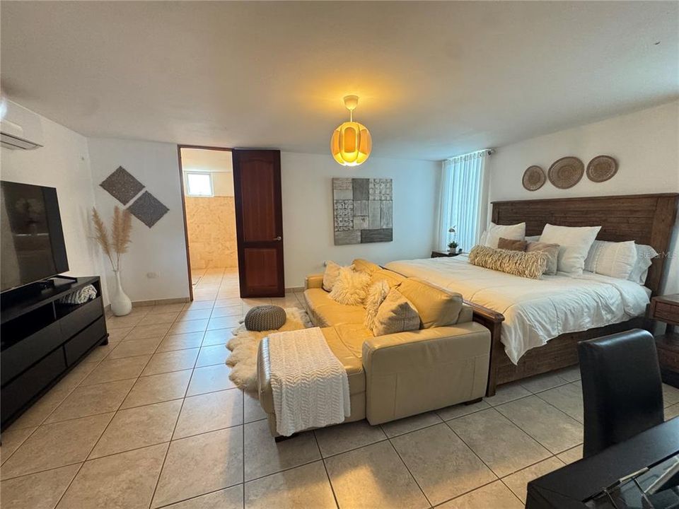 For Sale: $1,050,000 (5 beds, 3 baths, 3500 Square Feet)