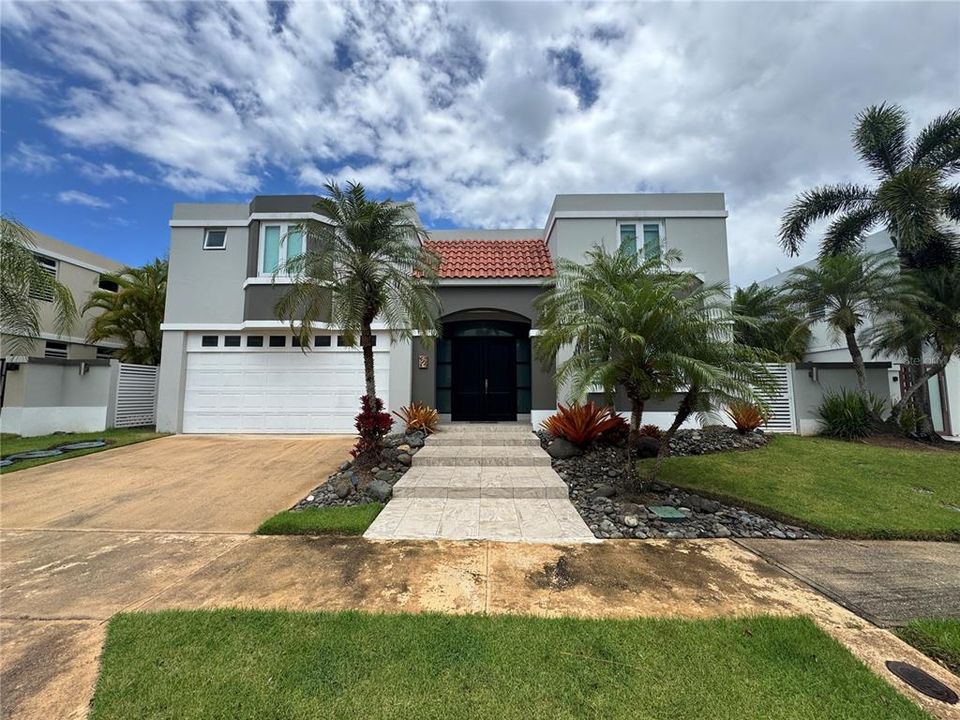 For Sale: $1,050,000 (5 beds, 3 baths, 3500 Square Feet)