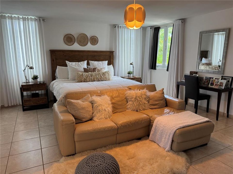 For Sale: $1,050,000 (5 beds, 3 baths, 3500 Square Feet)