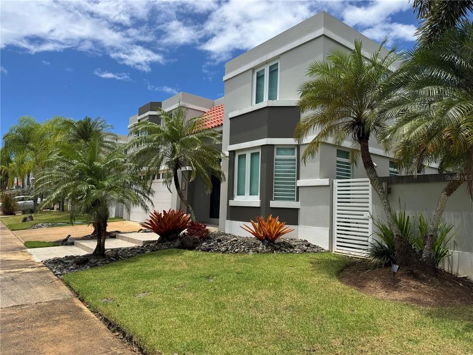 For Sale: $1,050,000 (5 beds, 3 baths, 3500 Square Feet)