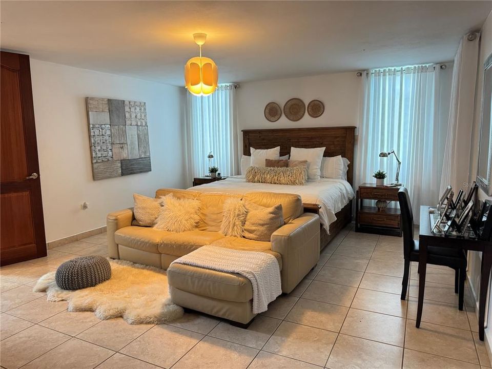 For Sale: $1,050,000 (5 beds, 3 baths, 3500 Square Feet)