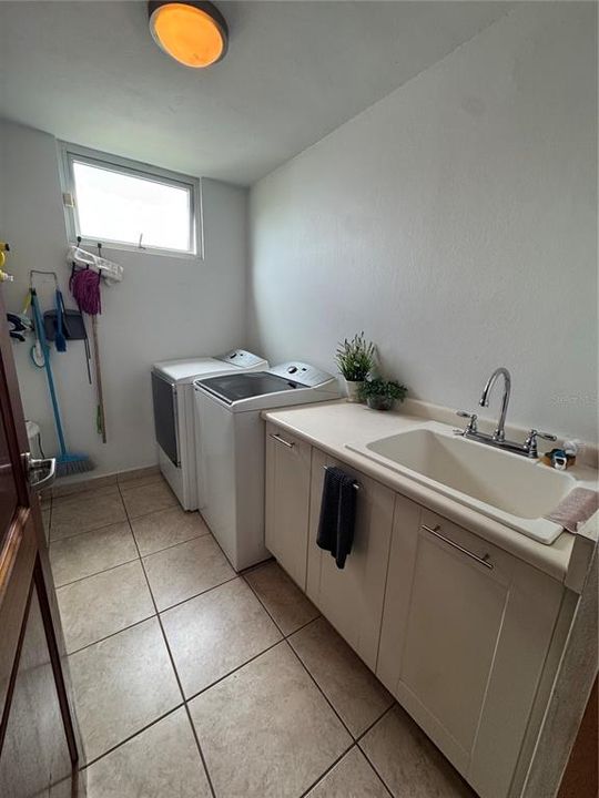 For Sale: $1,050,000 (5 beds, 3 baths, 3500 Square Feet)