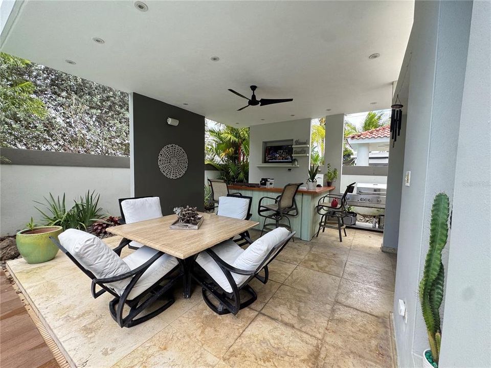 For Sale: $1,050,000 (5 beds, 3 baths, 3500 Square Feet)