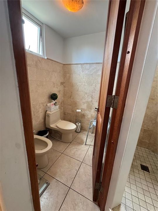 For Sale: $1,050,000 (5 beds, 3 baths, 3500 Square Feet)