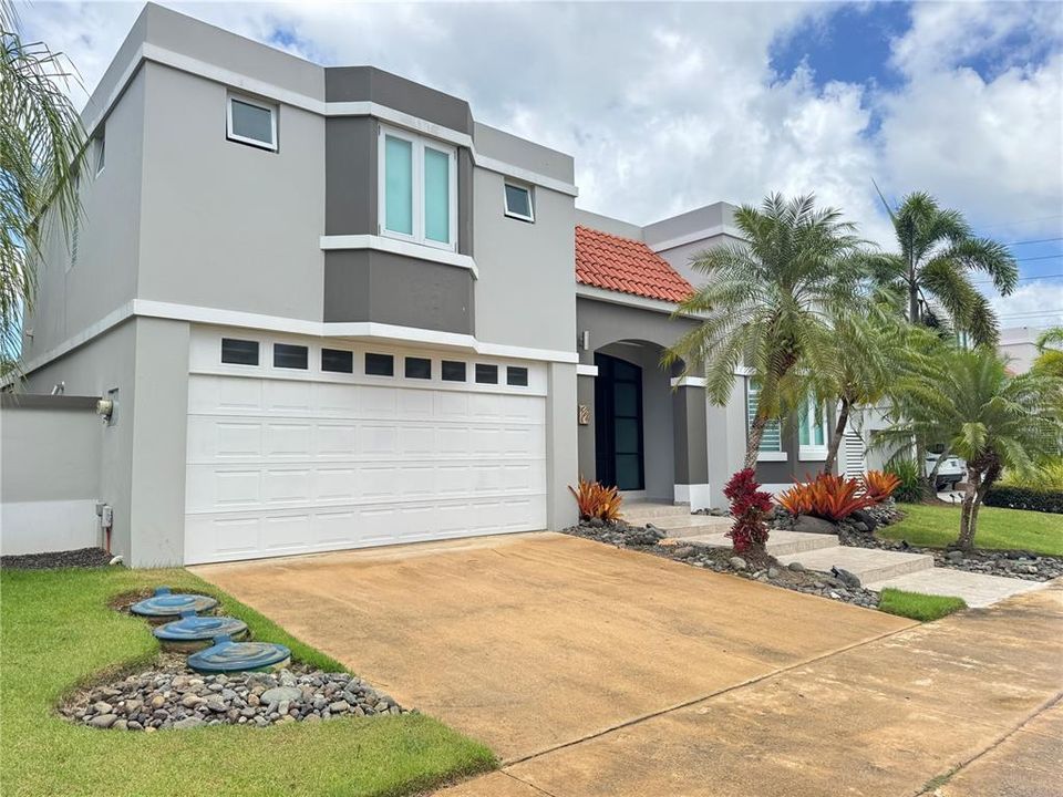 For Sale: $1,050,000 (5 beds, 3 baths, 3500 Square Feet)