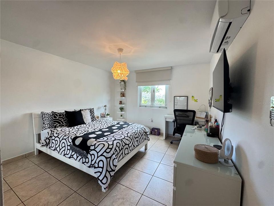 For Sale: $1,050,000 (5 beds, 3 baths, 3500 Square Feet)