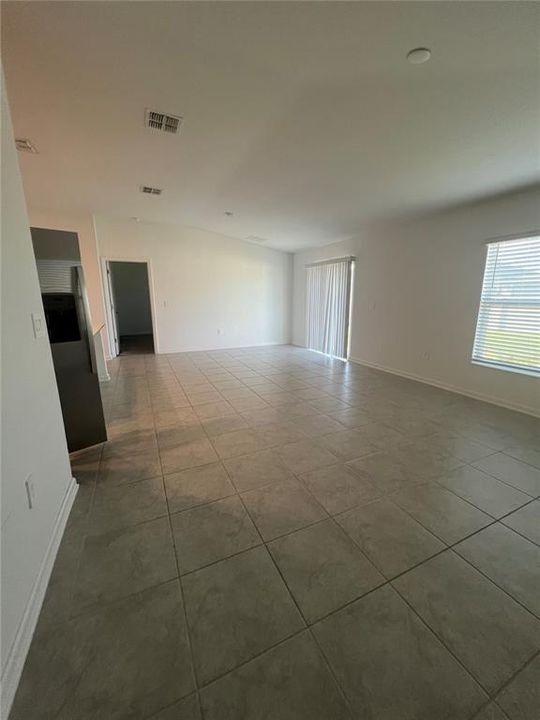 合同活跃: $1,950 (3 贝兹, 2 浴室, 1555 平方英尺)