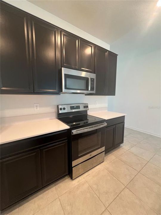 合同活跃: $1,950 (3 贝兹, 2 浴室, 1555 平方英尺)