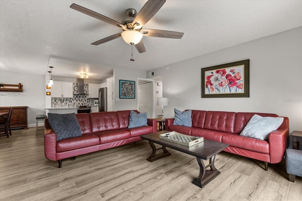 待售: $355,000 (2 贝兹, 2 浴室, 1140 平方英尺)