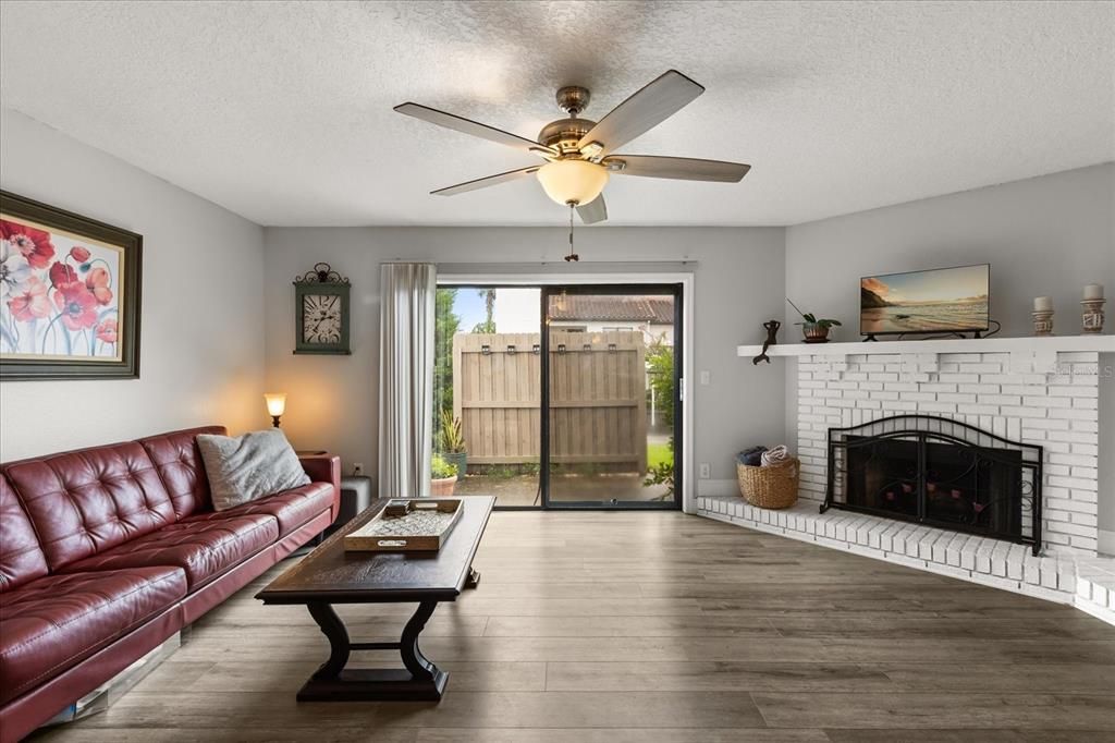 待售: $355,000 (2 贝兹, 2 浴室, 1140 平方英尺)