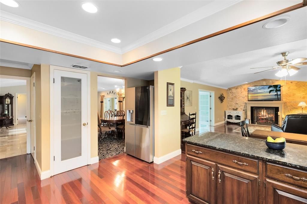 待售: $1,050,000 (4 贝兹, 2 浴室, 4105 平方英尺)